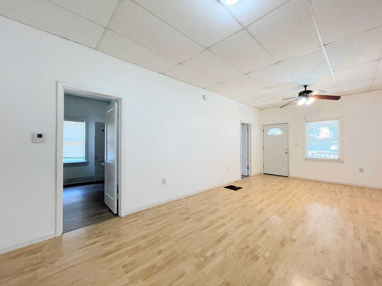 902 E 5th Ave - Photo 3 of 12