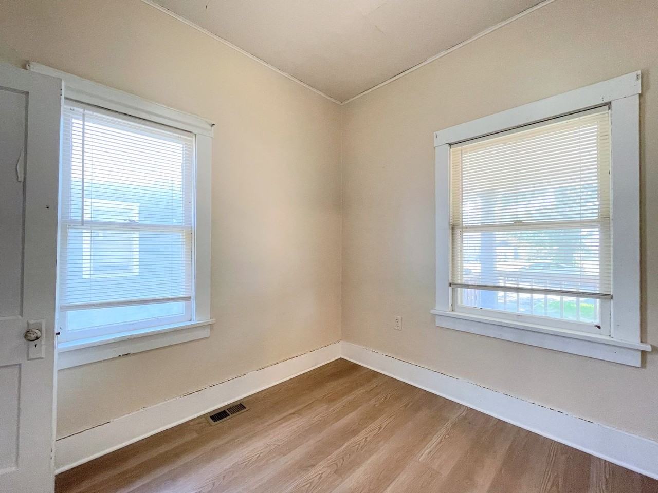 902 E 5th Ave - Photo 4 of 12