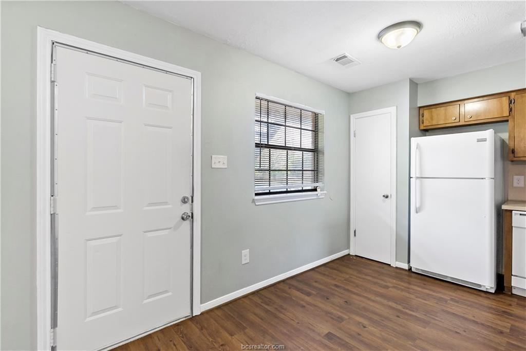 607 Wadesway - Photo 3 of 13