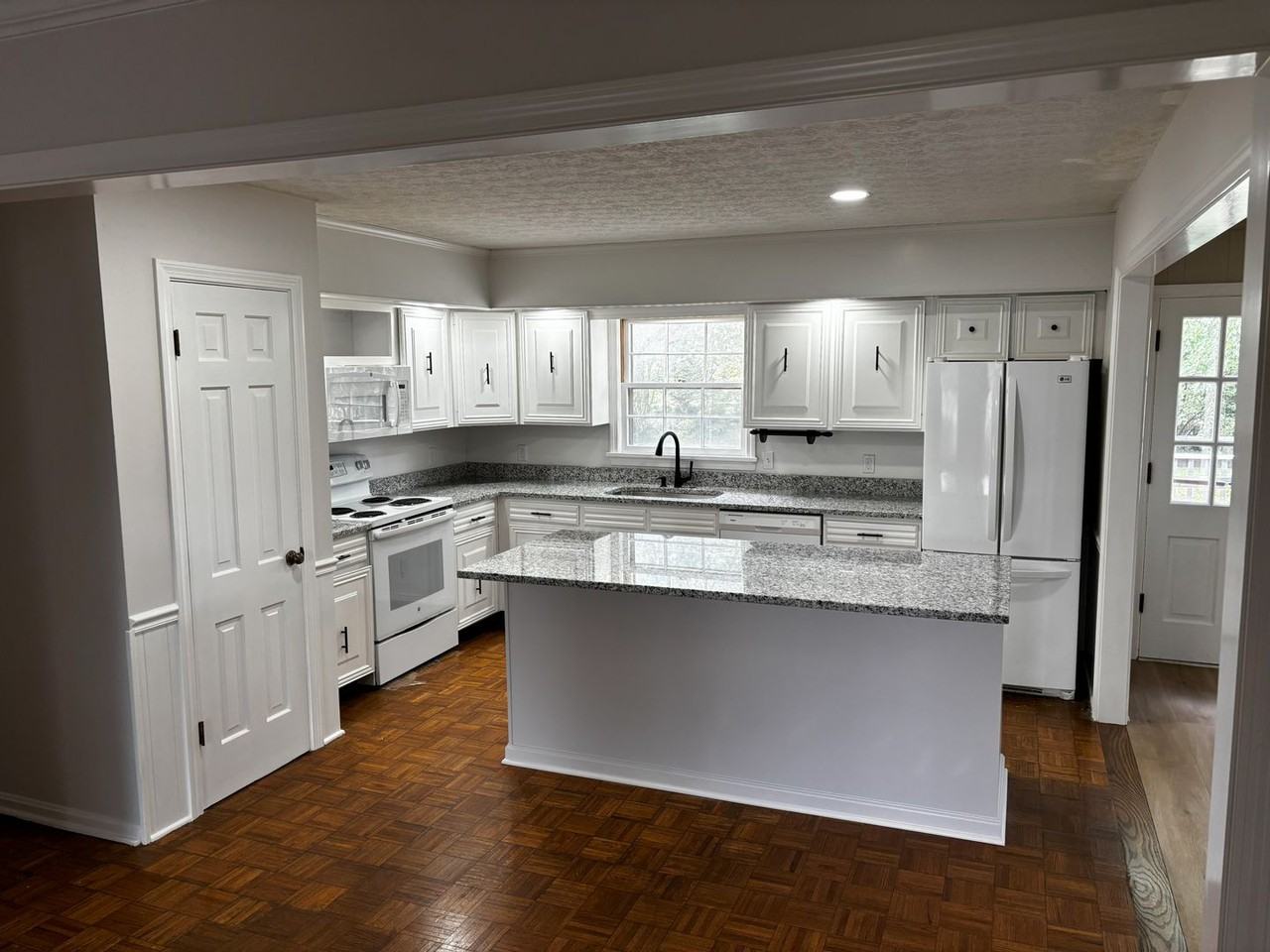 707 Cottonwood Dr - Photo 2 of 37