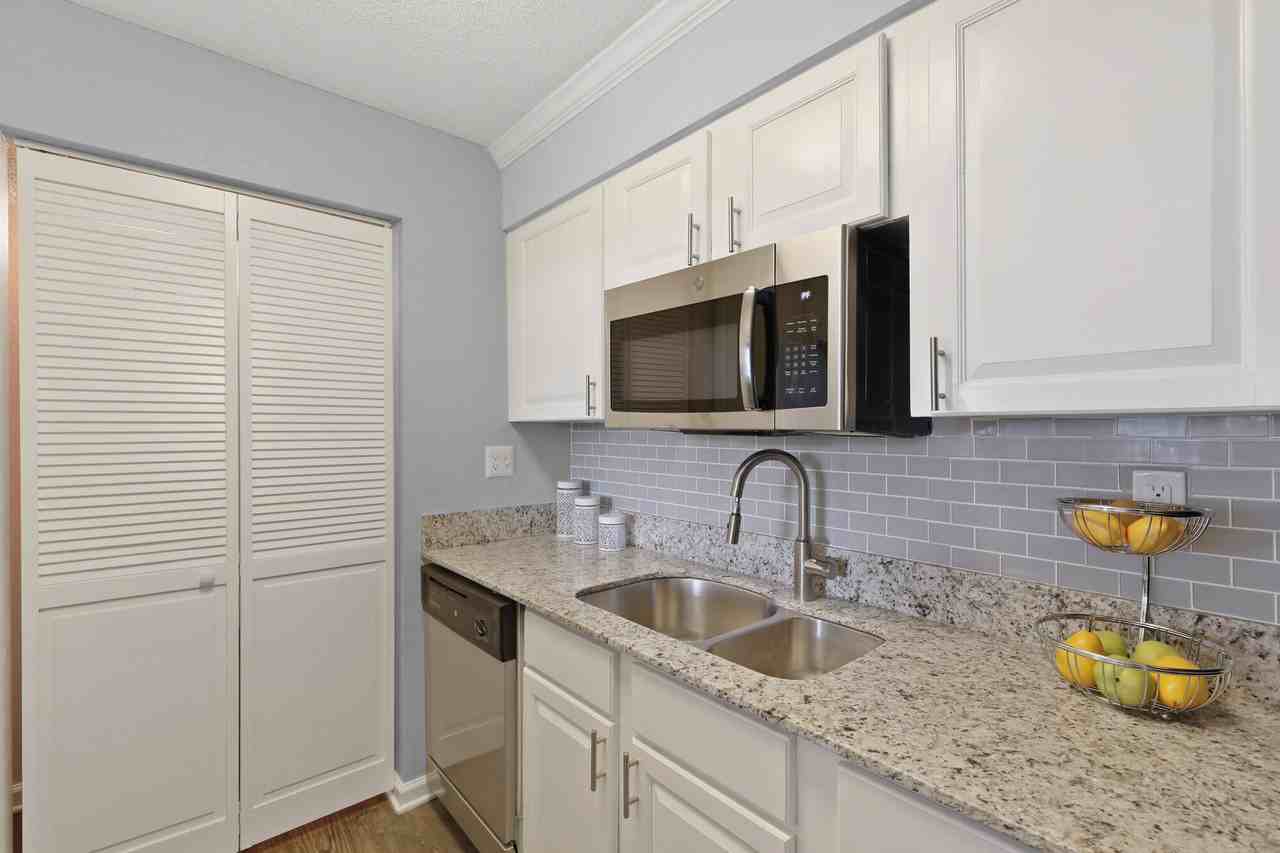 Eleven600 - Photo 3 of 25