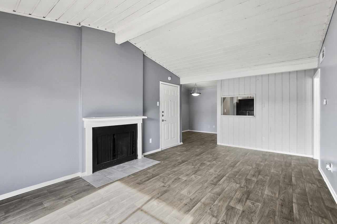 Eleven600 - Photo 7 of 25