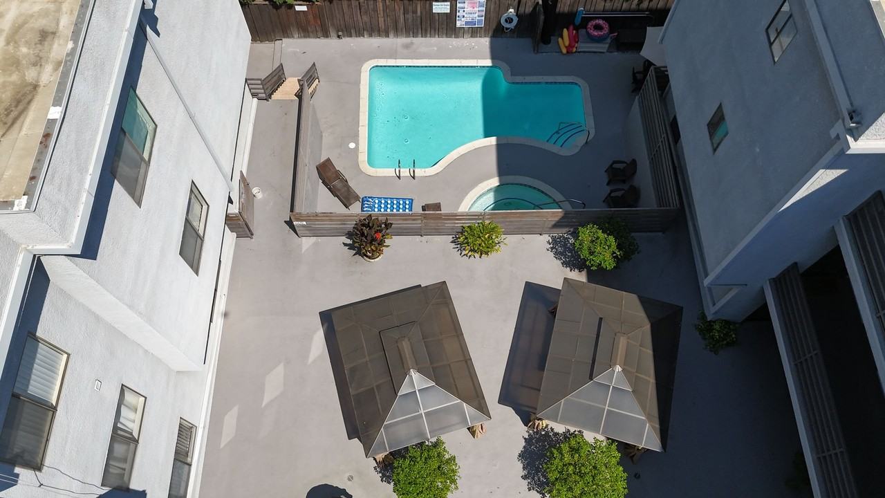 Executive House - Photo 5 of 31