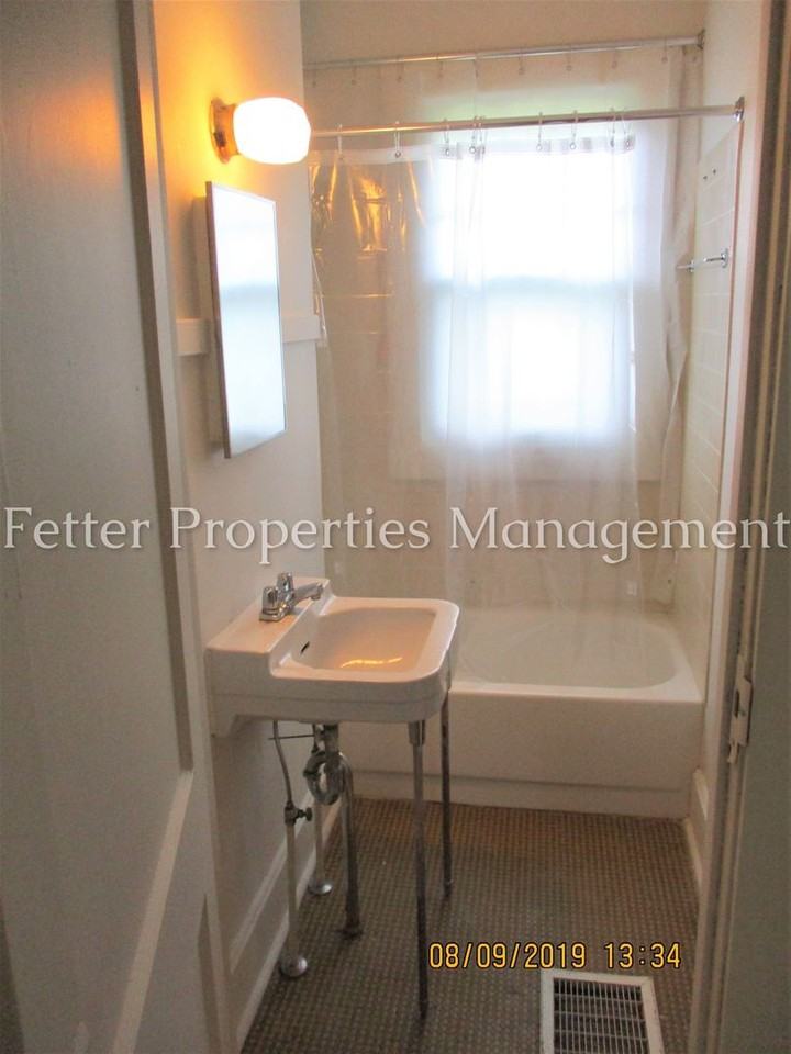 1661 Burdette Ave - Photo 4 of 9