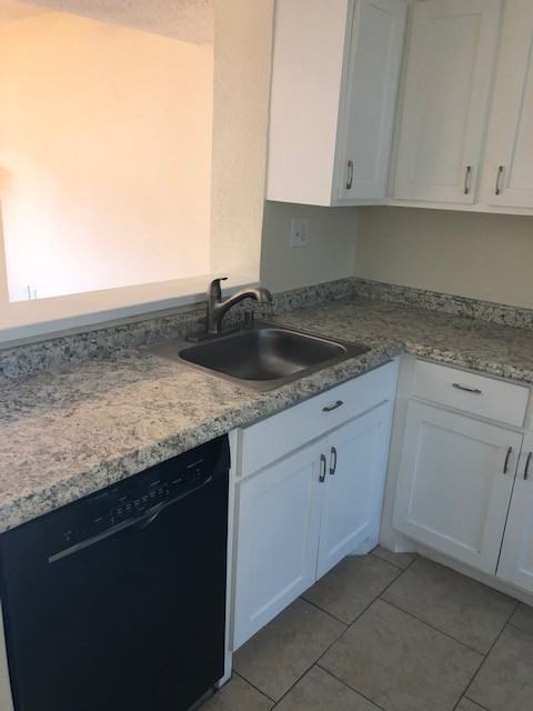 738 W Collins St - Photo 5 of 20