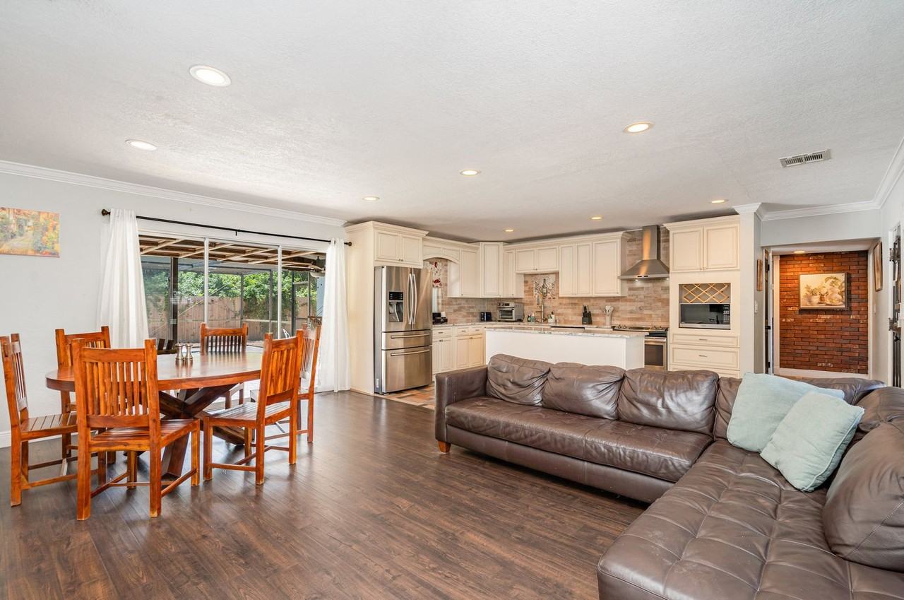 305 Sharon Dr - Photo 3 of 25