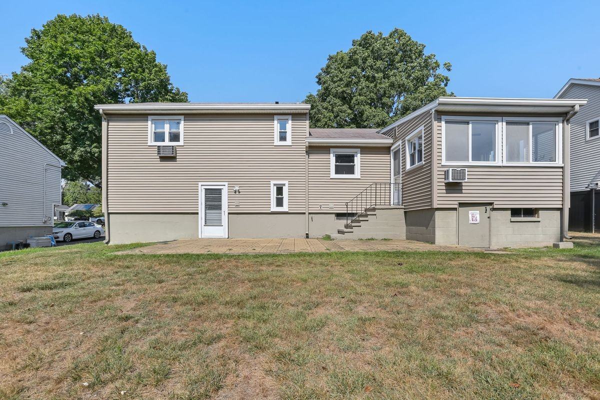 115 Lucille St - Photo 3 of 21