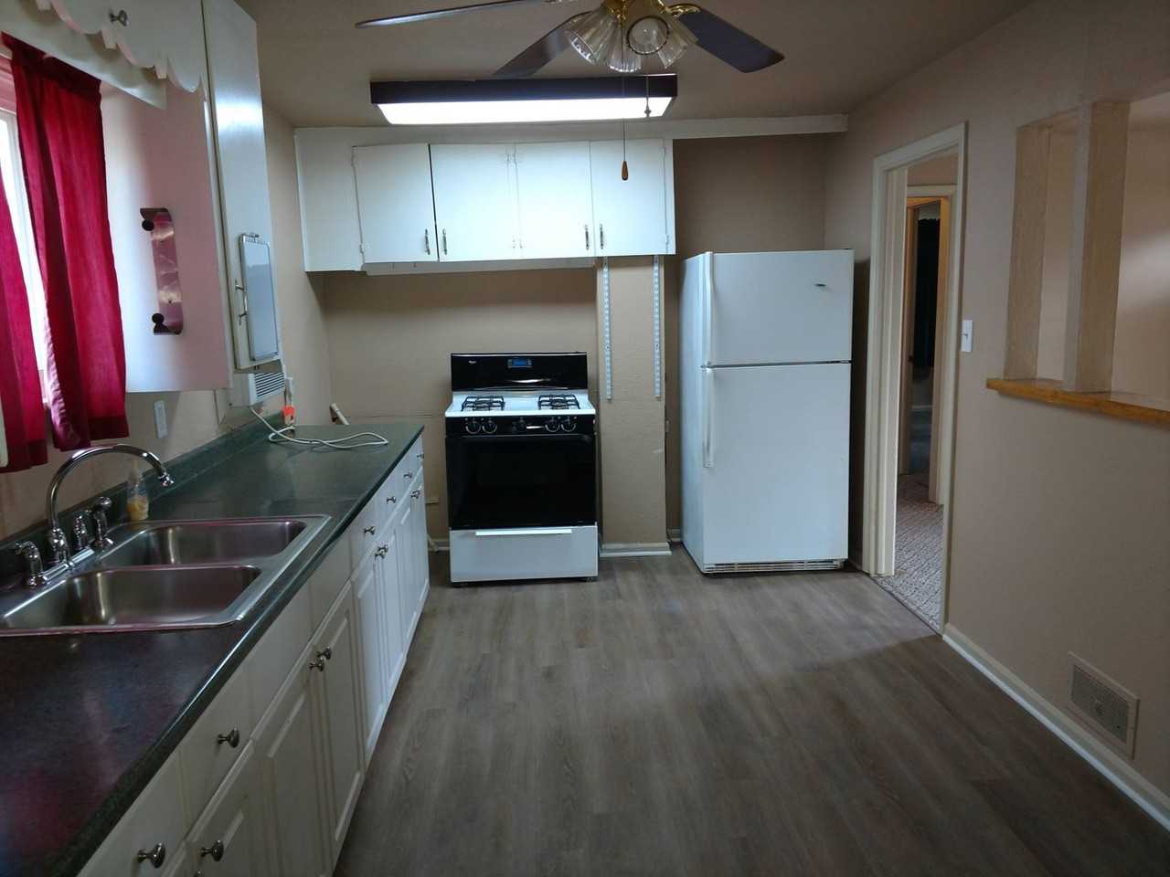 1809 W 32nd St - Photo 3 of 10