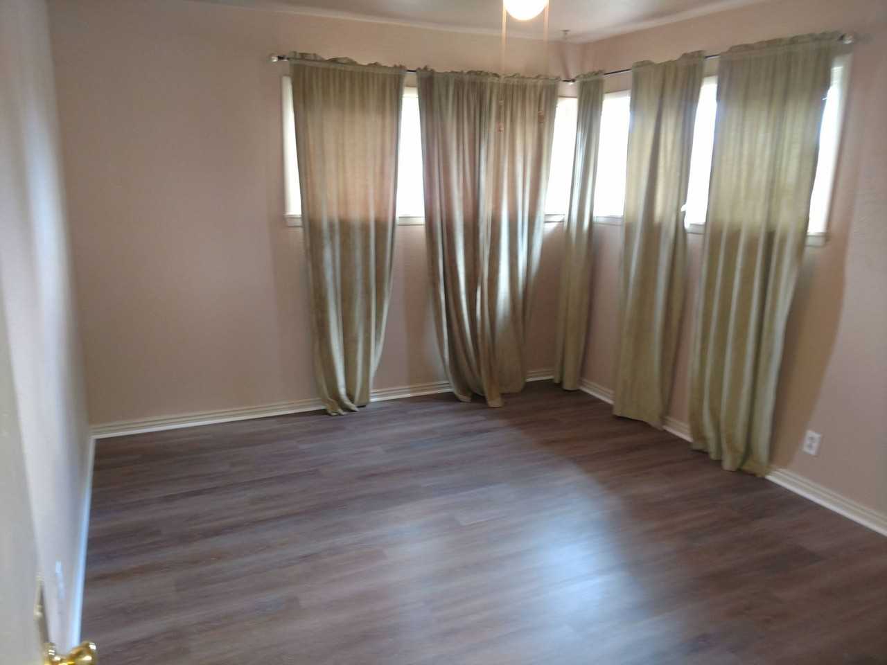 1809 W 32nd St - Photo 4 of 10