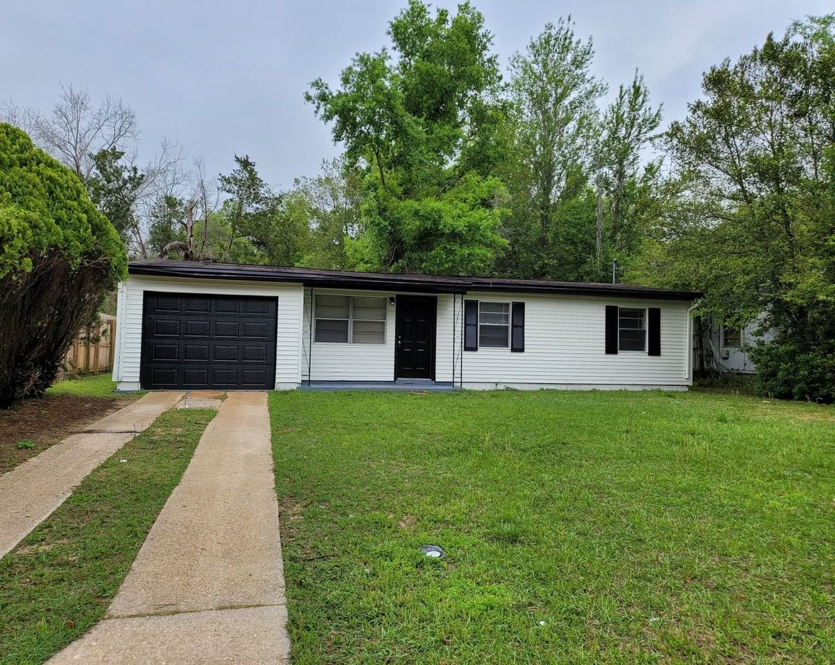 914 Medford Ave - Photo 3 of 13