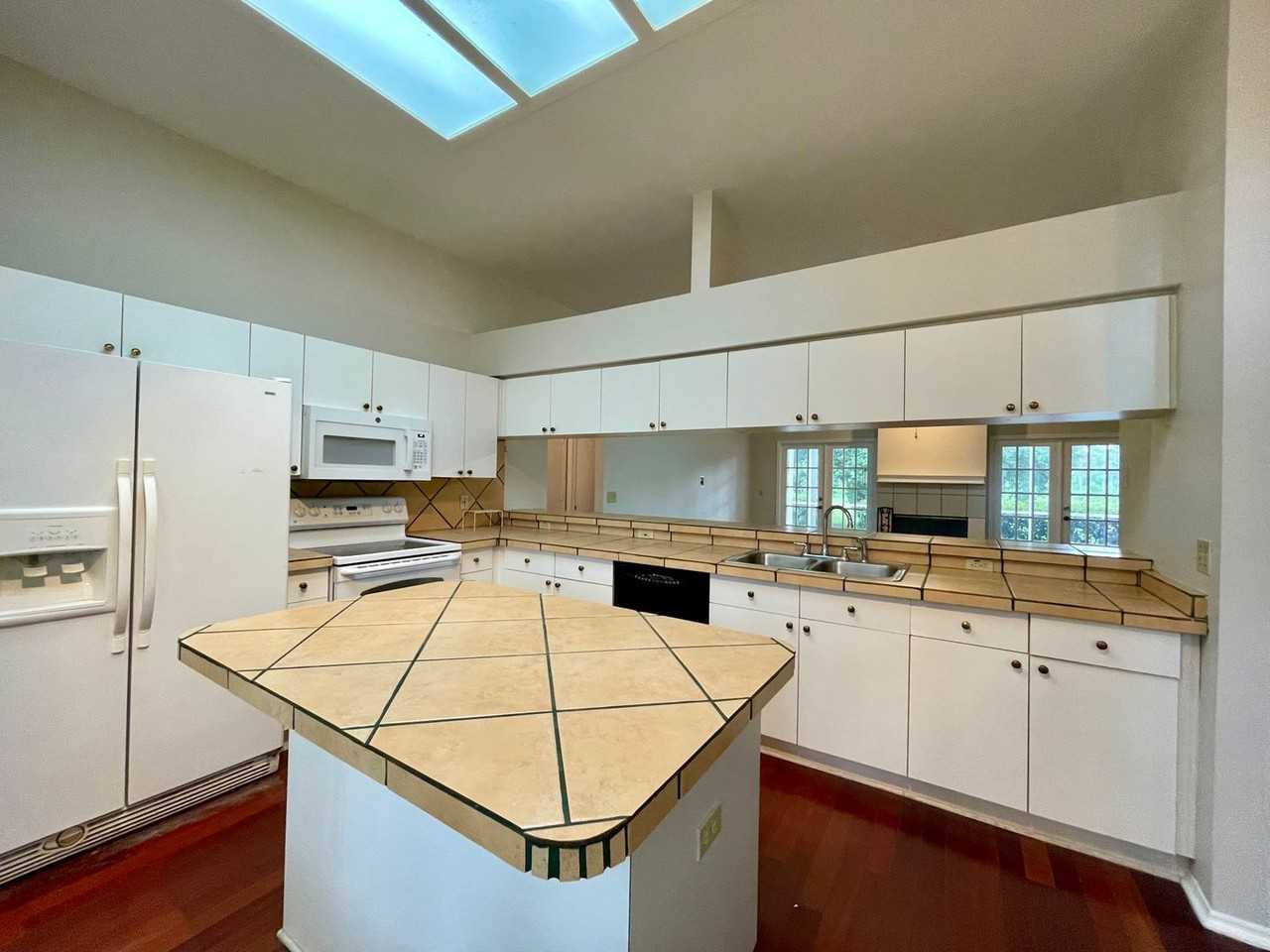 9605 Norchester Cir - Photo 3 of 17