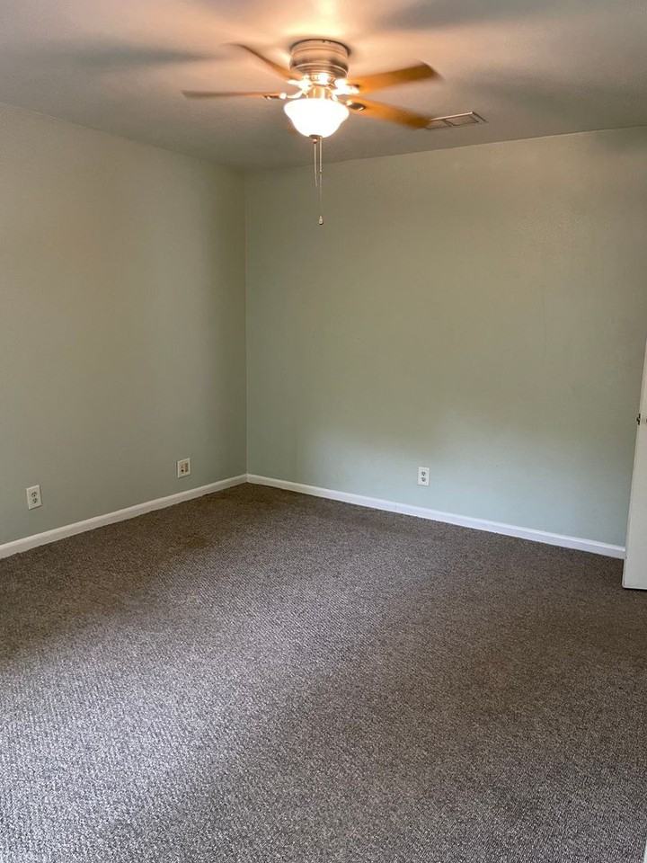 925 Hawthorne St - Photo 6 of 12