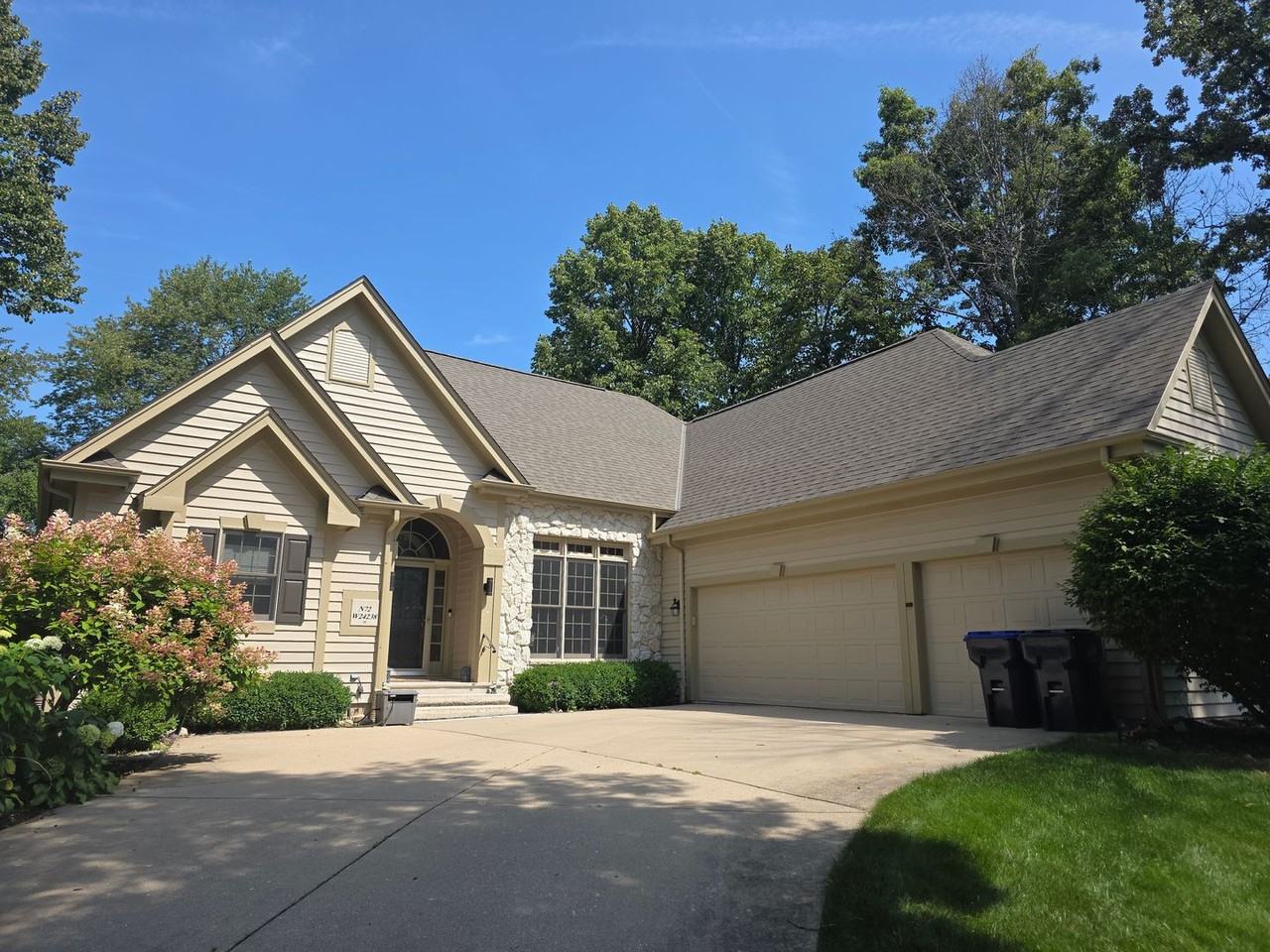 N72W24238 S Woodsview Dr - Photo 2 of 32