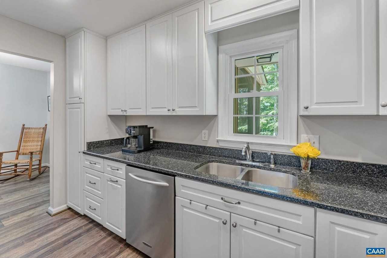 440 Wynridge Dr - Photo 7 of 18