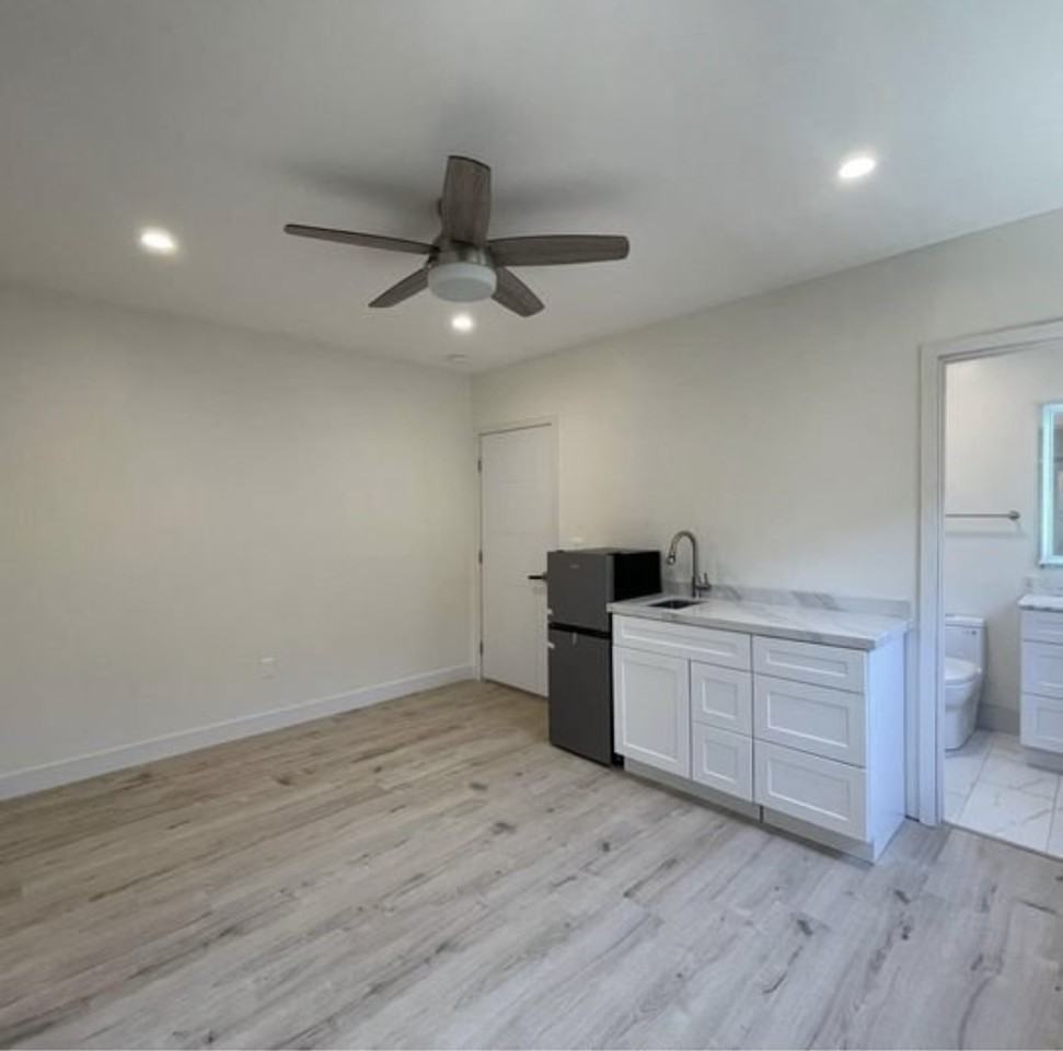 7746 Encino Ave #B - Photo 6 of 10