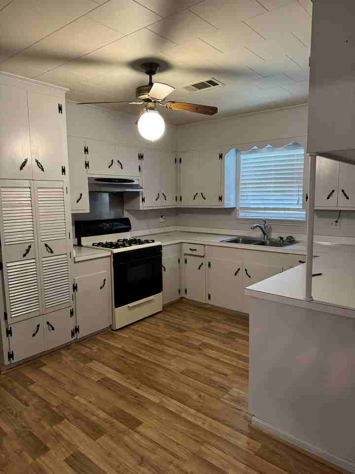 551 E 17th St #NA - Photo 3 of 9