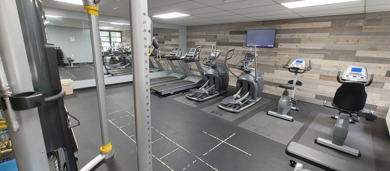 Center Square Apartments - Photo 5 of 37