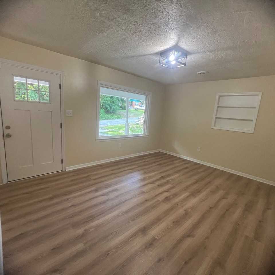 2466 Madrid Dr S - Photo 4 of 20