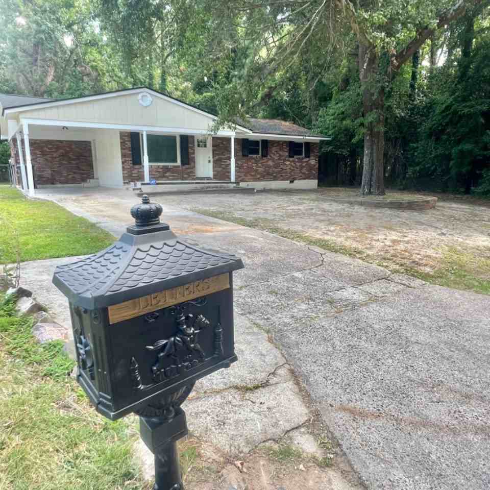 2466 Madrid Dr S - Photo 7 of 20