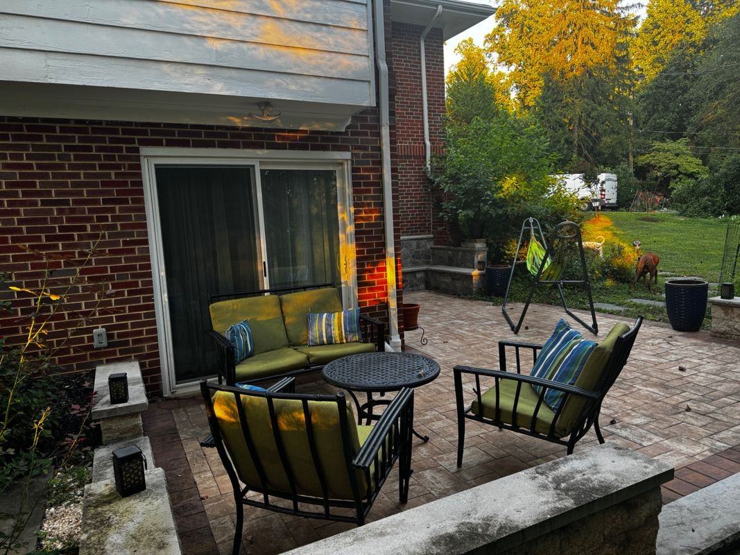 19 Thomas Dr - Photo 2 of 14