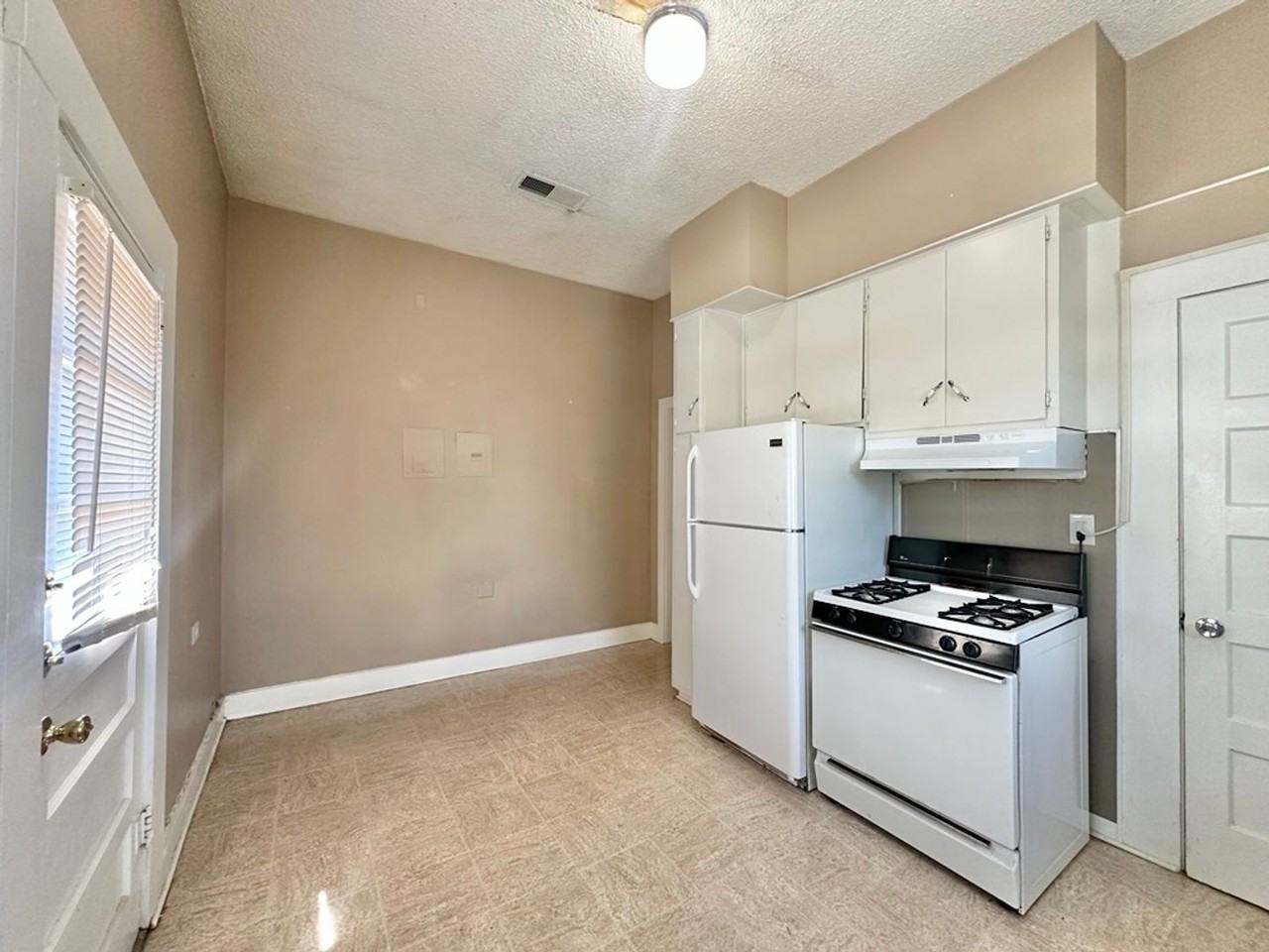 Broadway 707 Apartments - Photo 4 of 24