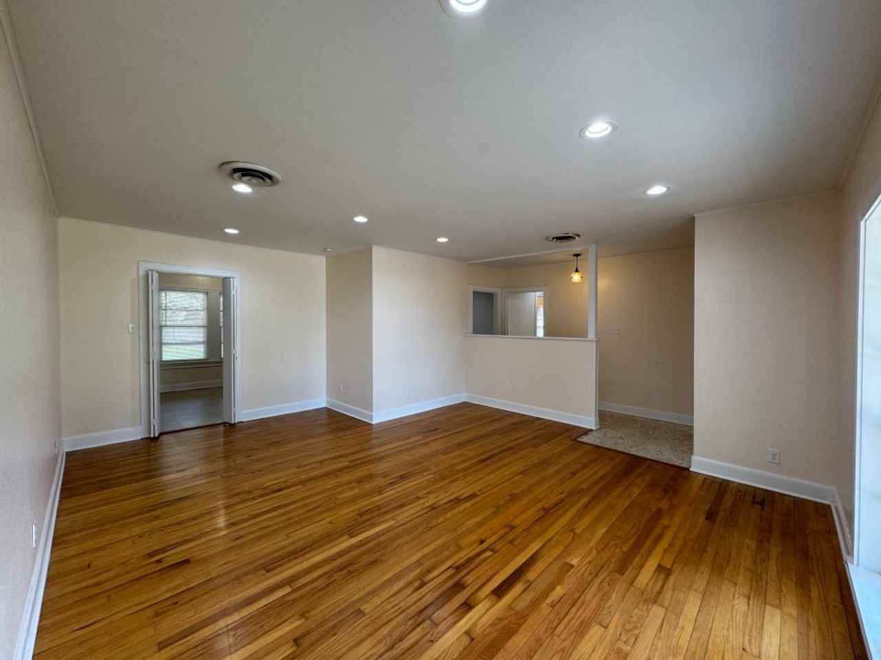 102 E Park Ave - Photo 3 of 12