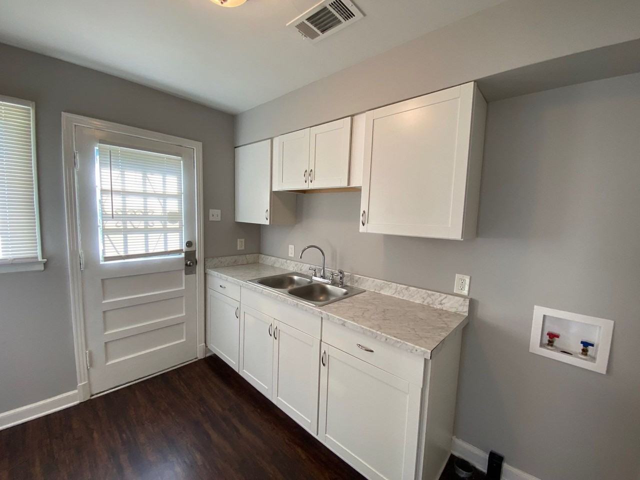 1190 Inman Cv - Photo 2 of 10