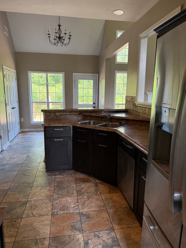 220 Ridgeway Ln - Photo 2 of 15