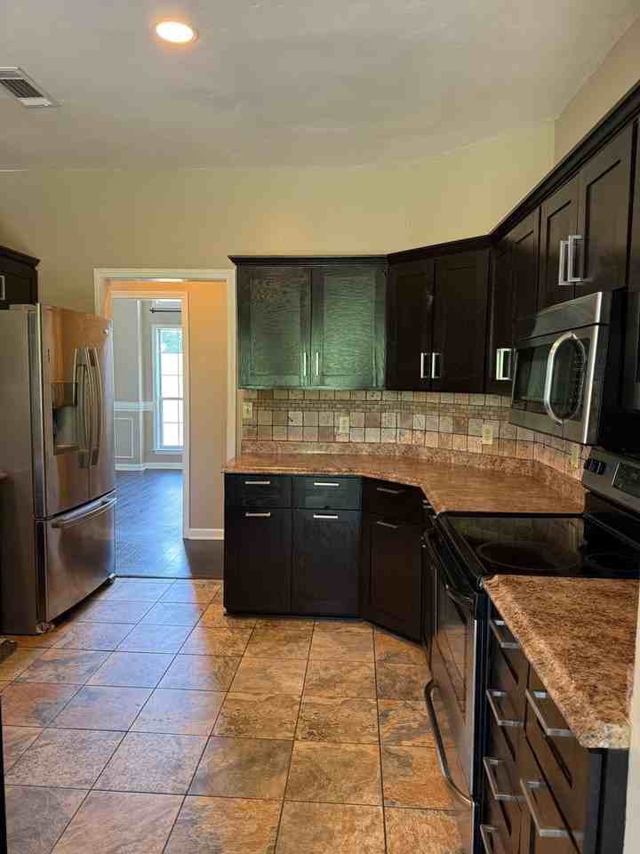 220 Ridgeway Ln - Photo 4 of 15