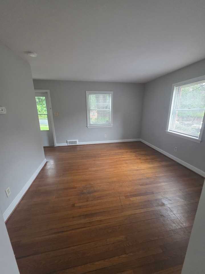 1607 W Northwest Blvd - Photo 2 of 9