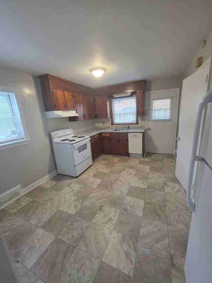 1607 W Northwest Blvd - Photo 3 of 9