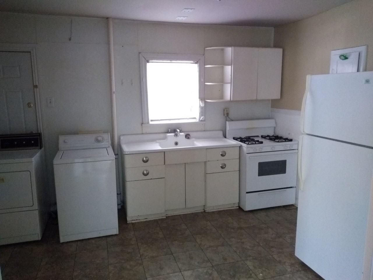 1940 Lincoln Dr - Photo 3 of 9