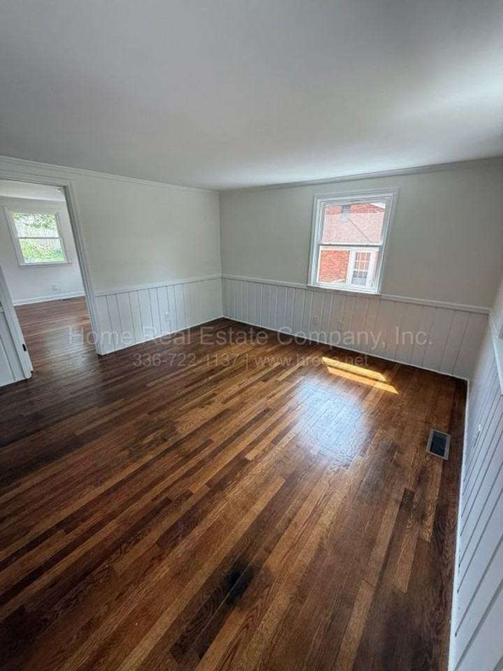 828 W 8th St - Photo 2 of 9