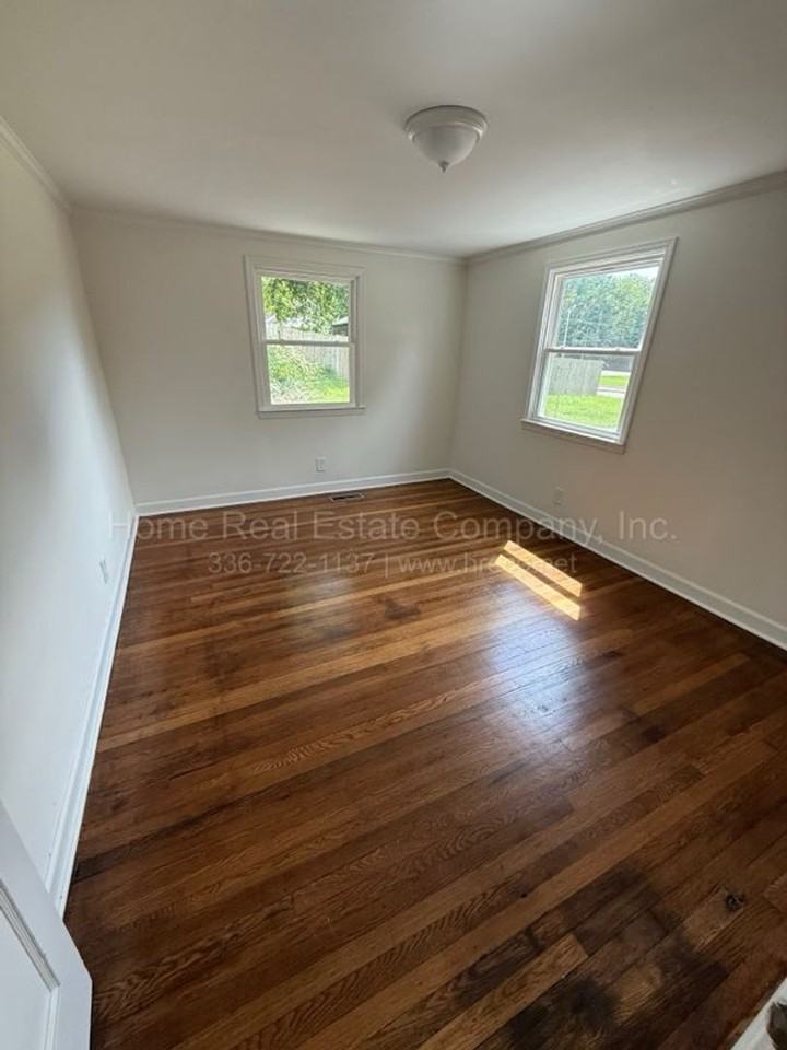 828 W 8th St - Photo 3 of 9