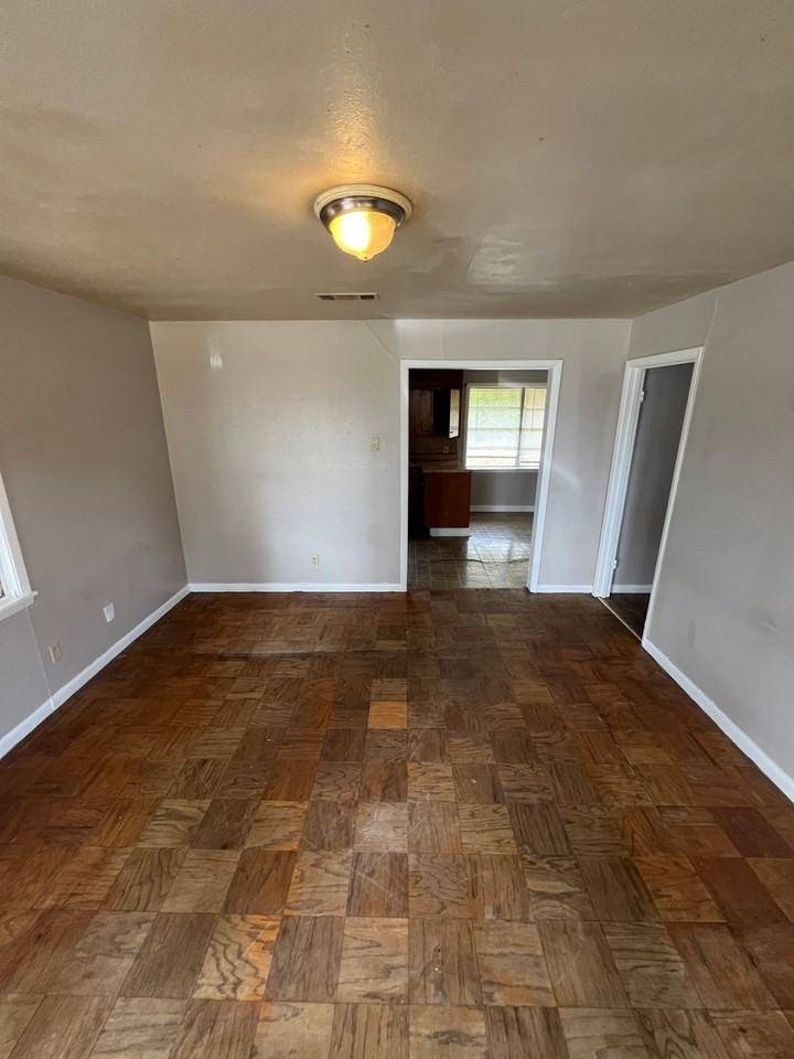 919 Pine Tree Dr - Photo 4 of 11