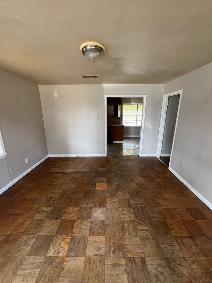 919 Pine Tree Dr - Photo 6 of 11