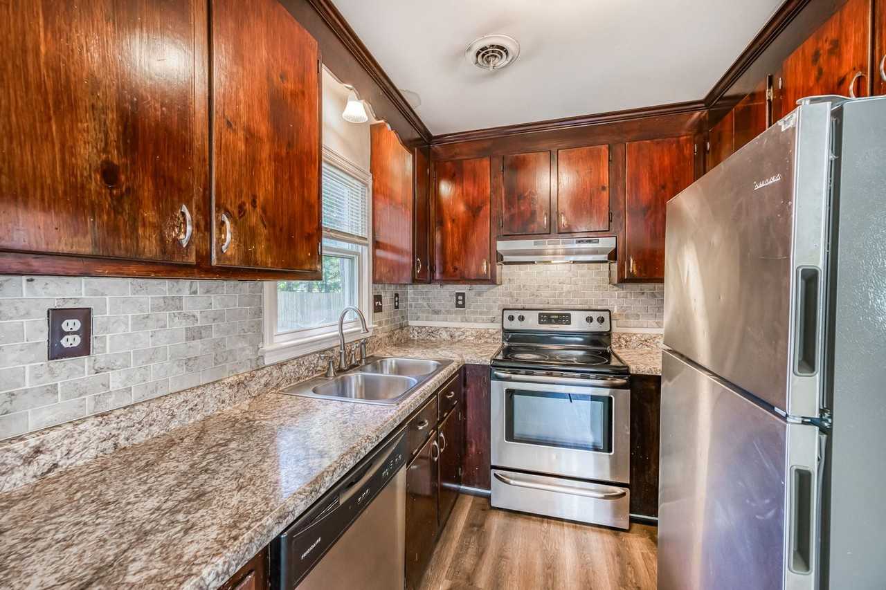 8813 Firethorne Ln - Photo 2 of 21