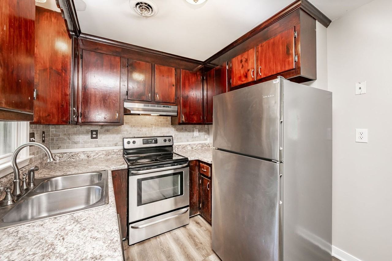 8813 Firethorne Ln - Photo 3 of 21