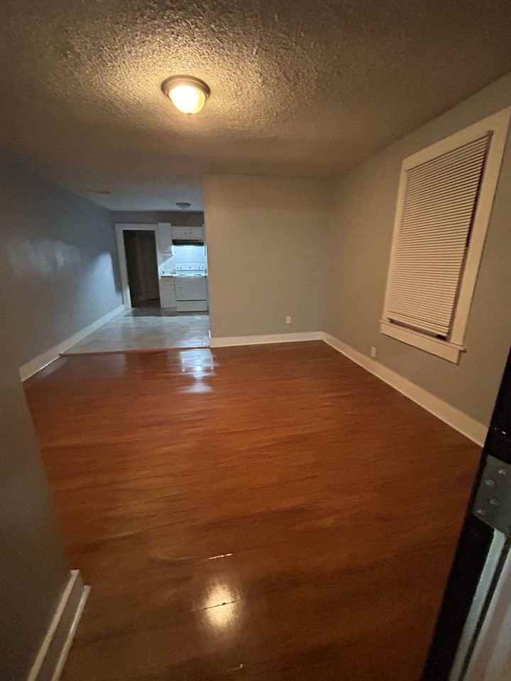 1452 Oaklawn St - Photo 3 of 9