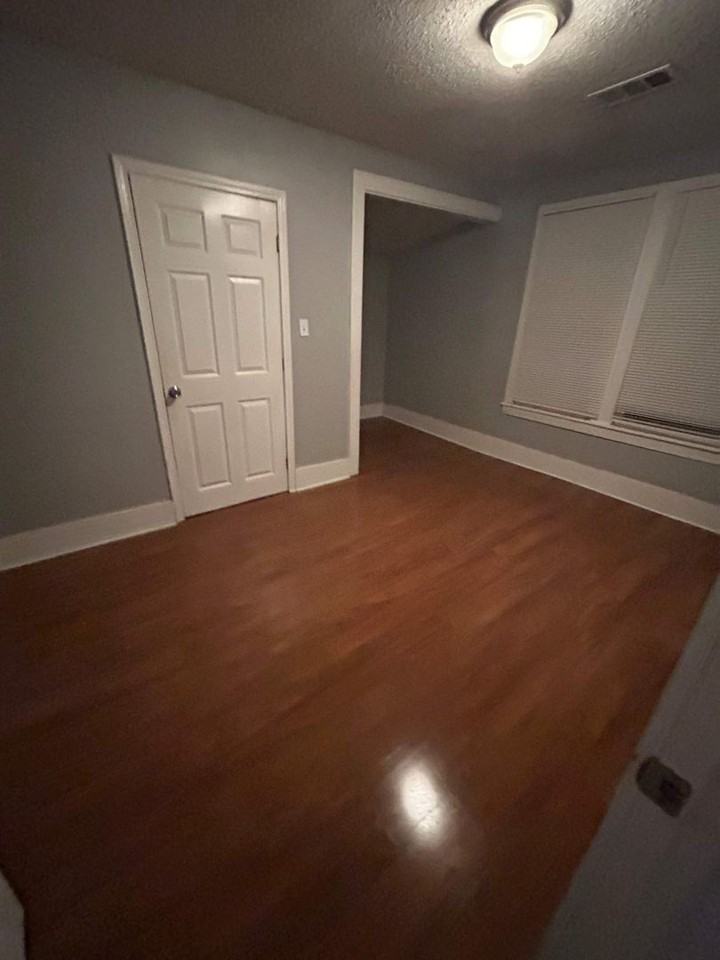 1452 Oaklawn St - Photo 4 of 9