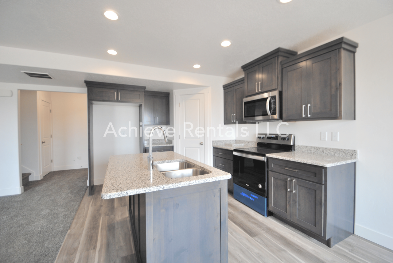 360 E 2075 N - Photo 2 of 13