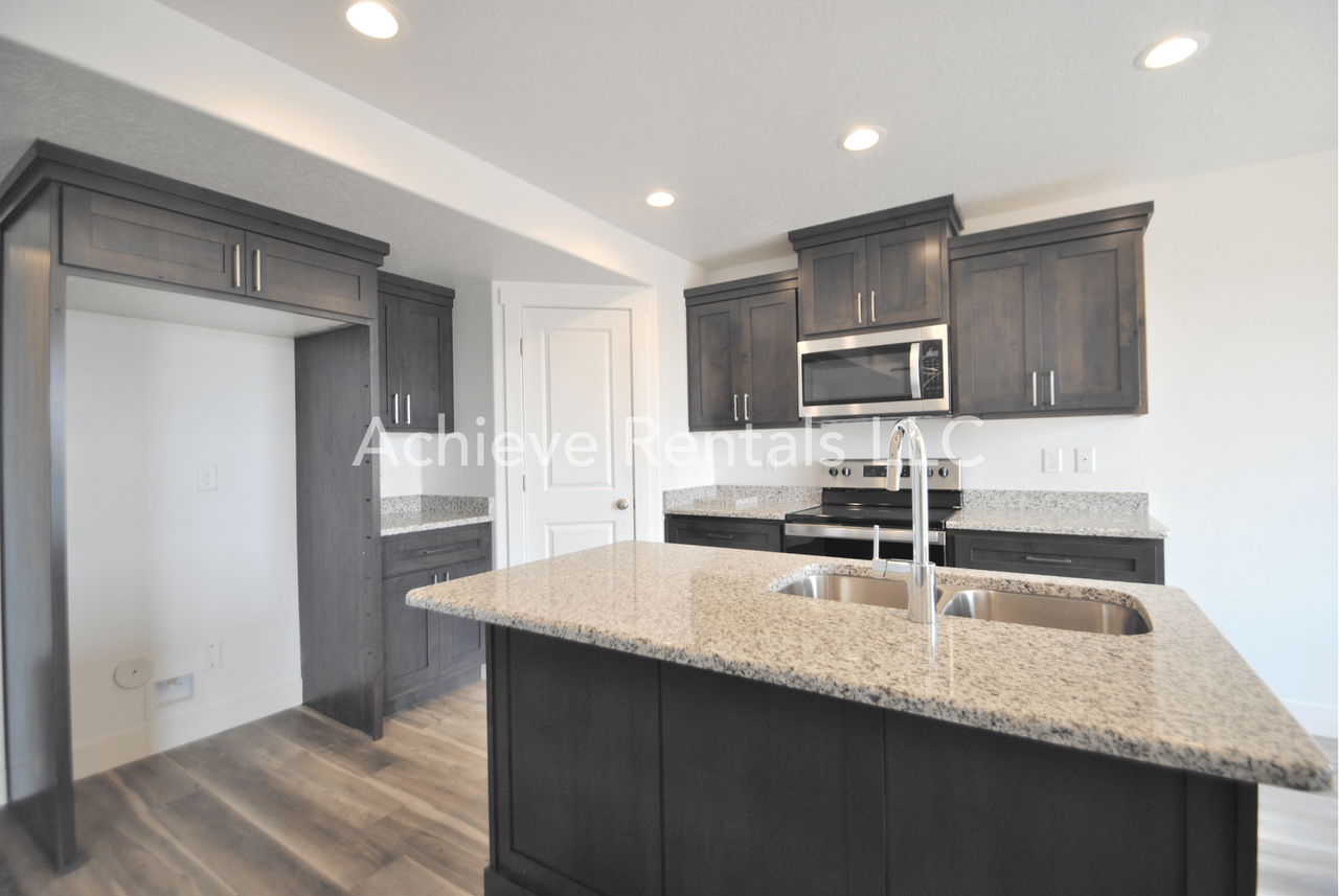 360 E 2075 N - Photo 3 of 13