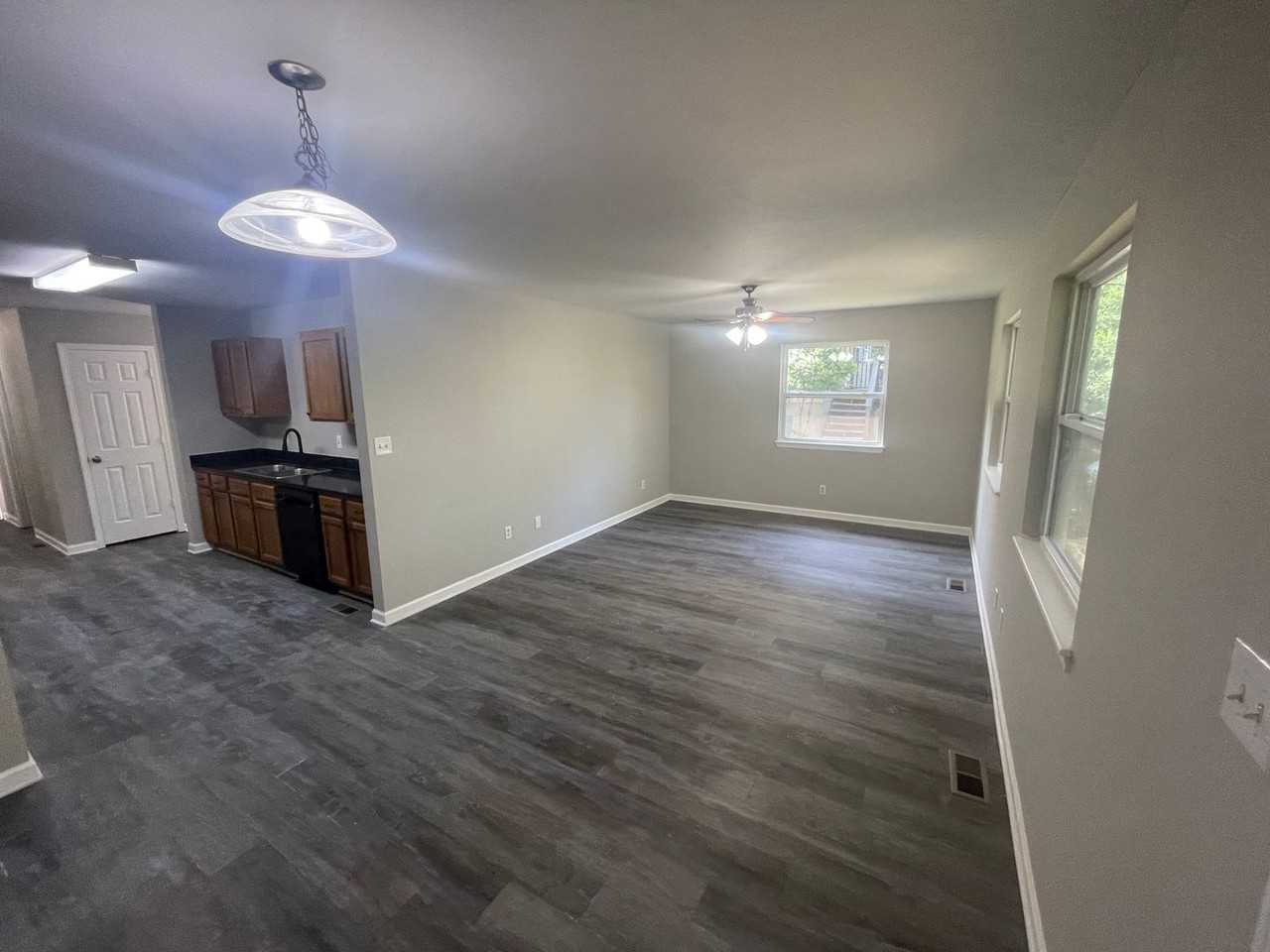 112 Newton St - Photo 3 of 16