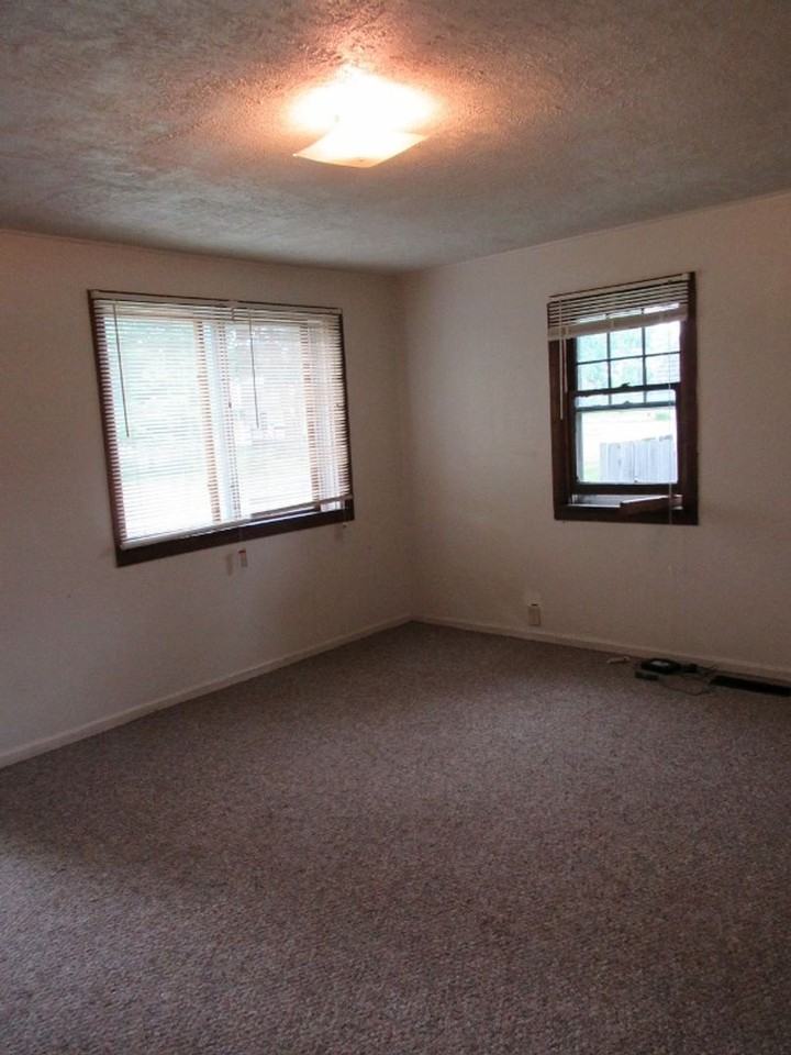 1115 6th Ave Ne - Photo 5 of 9
