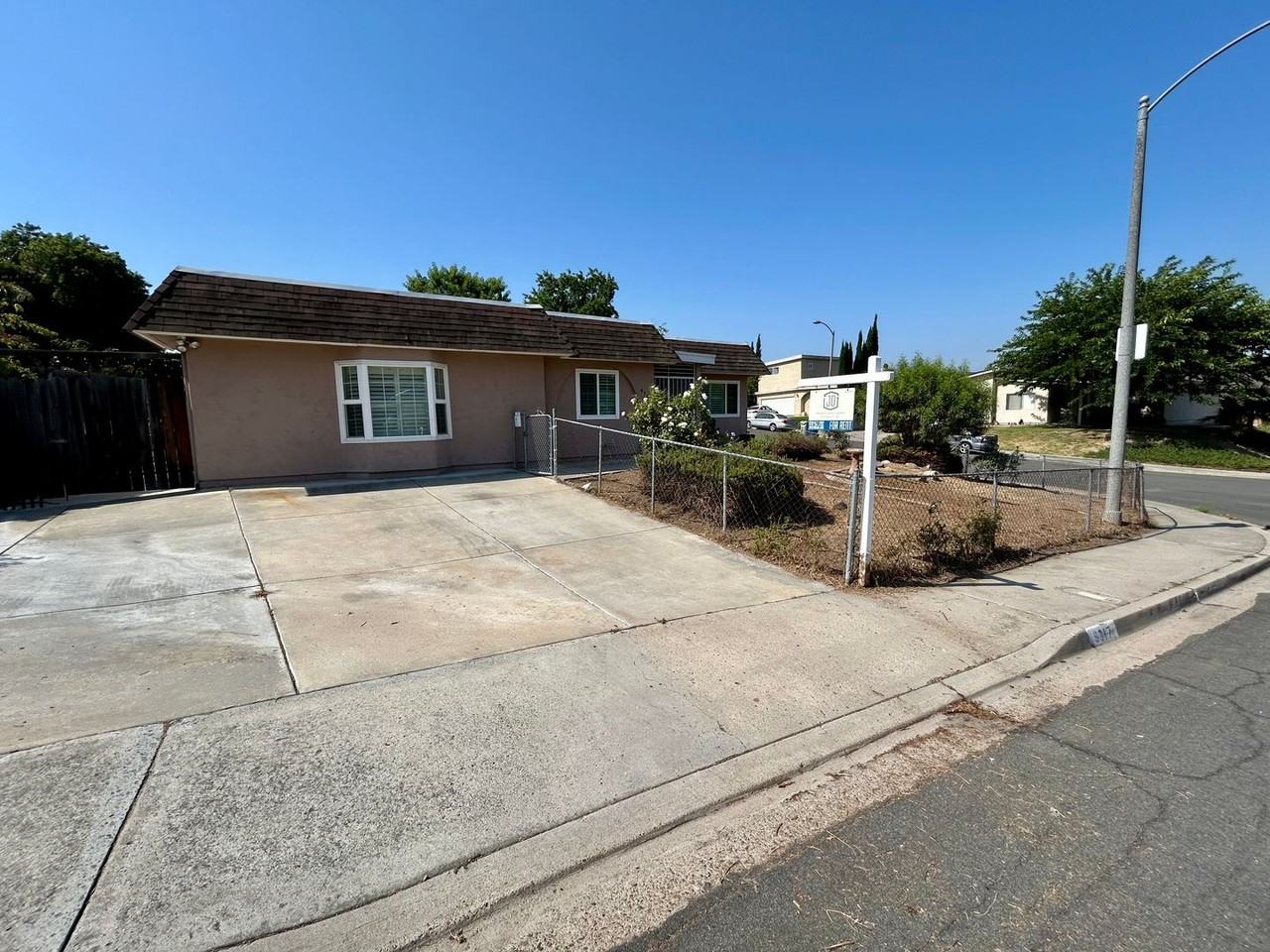 9317 Las Lomas Dr - Photo 3 of 19