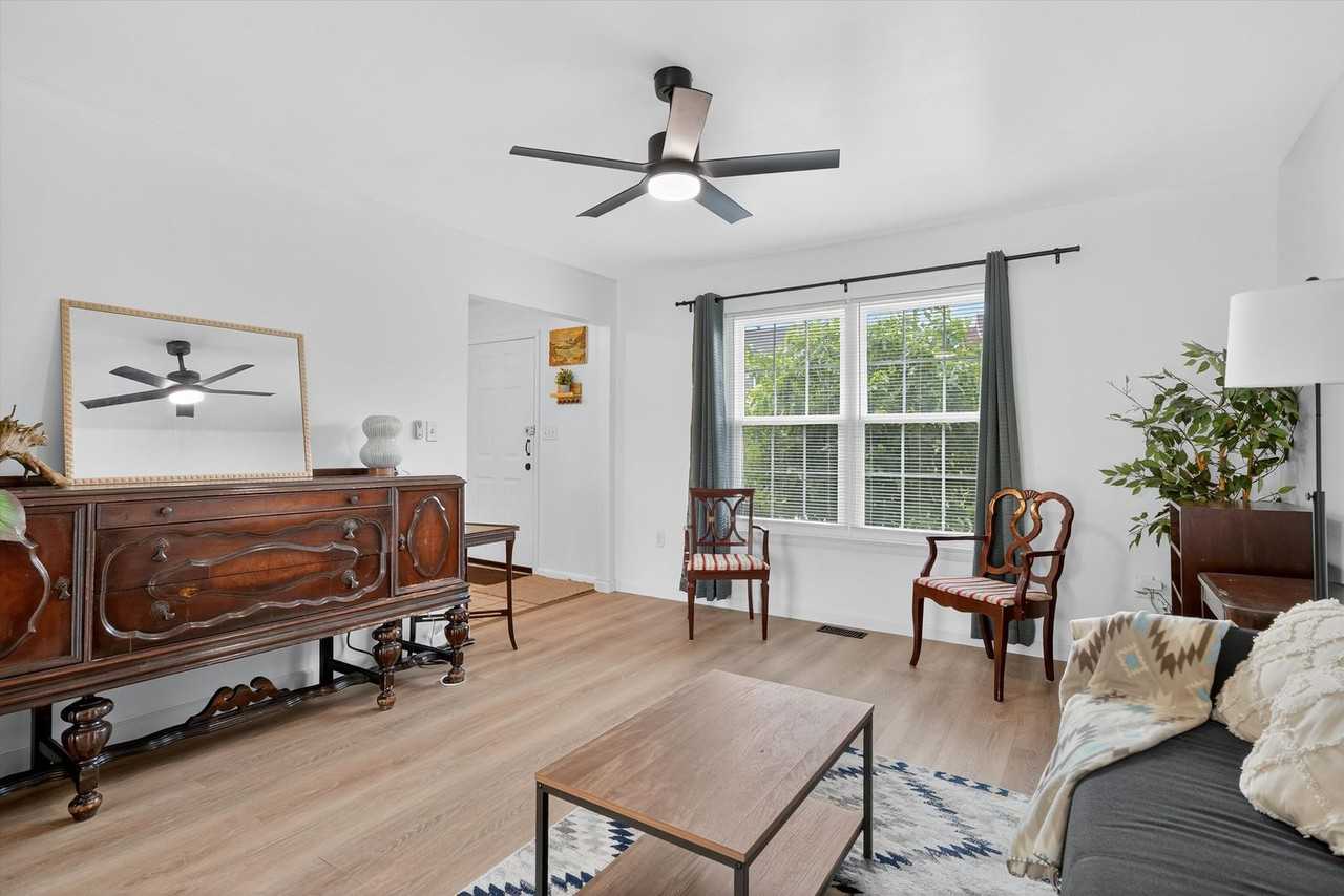 33 Darin Rd - Photo 5 of 32