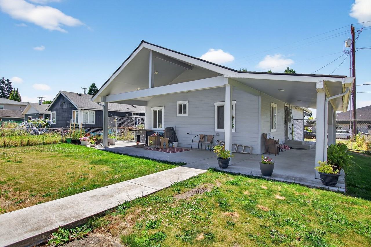 970 9th Ave - Photo 2 of 16