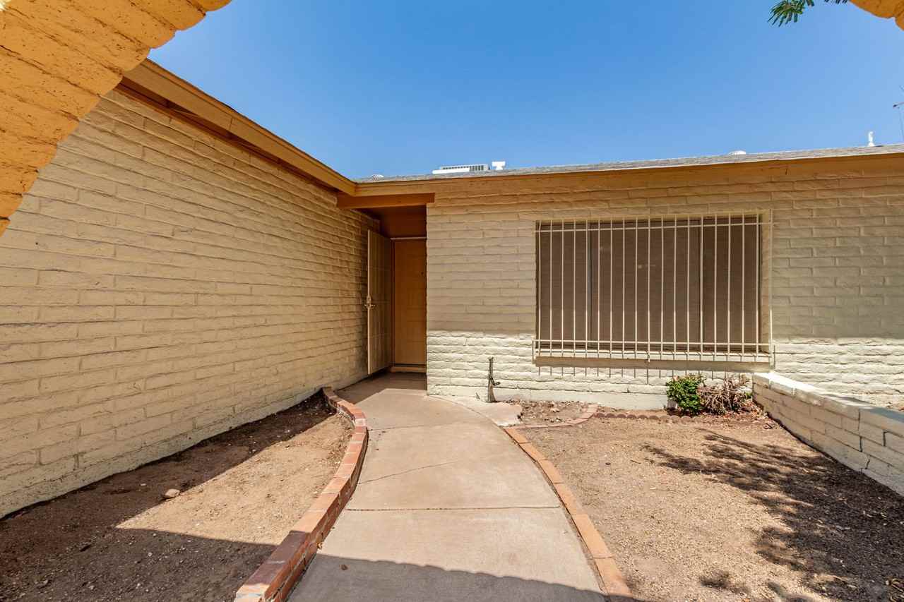 5528 W Calavar Rd - Photo 3 of 34