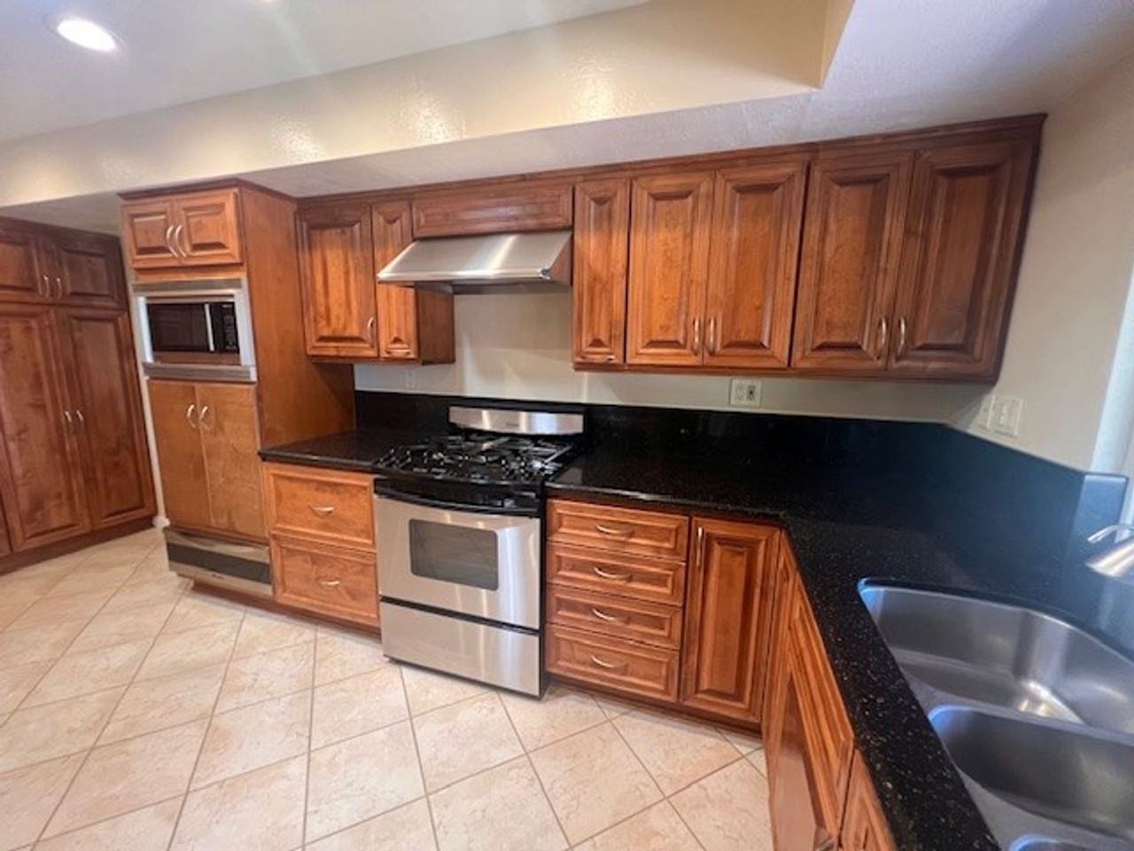 1090 Mustang Dr - Photo 3 of 30
