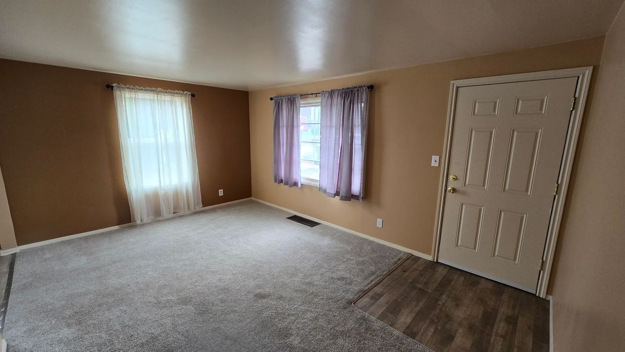 2525 W Francis Ave - Photo 2 of 10